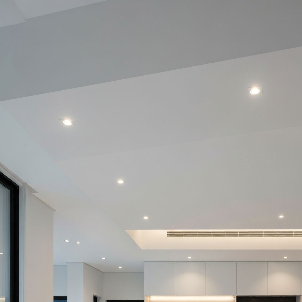 Indoor lighting installation with LED downlights